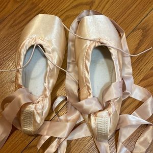 Ballet toe shoes never worn size 37